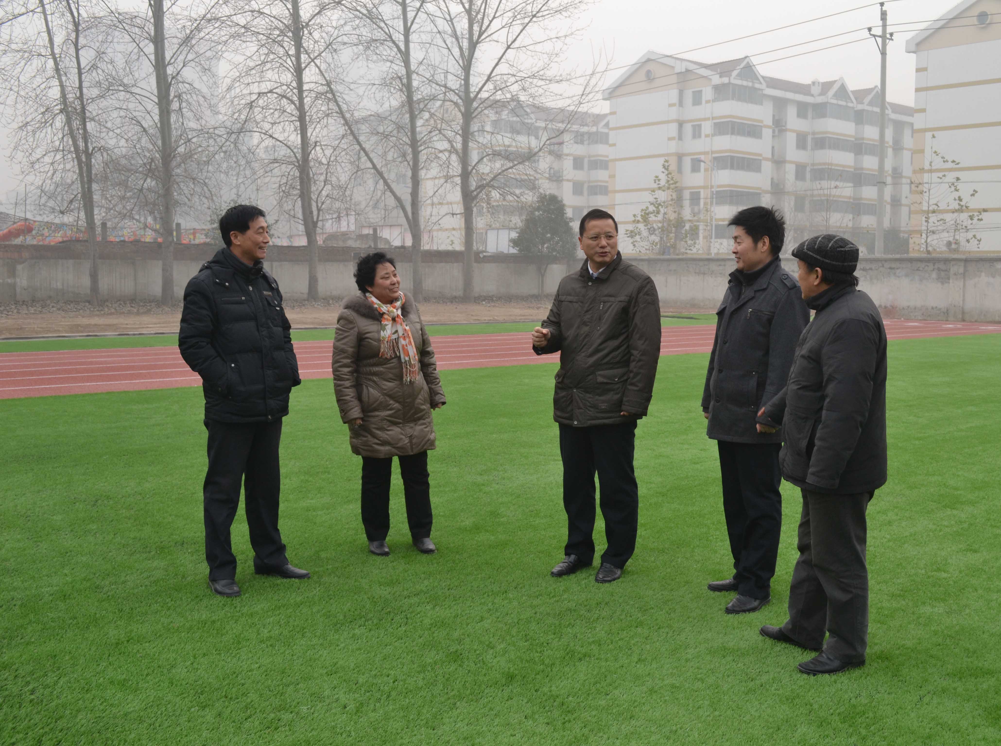 黑建敏副校长视察附小操场