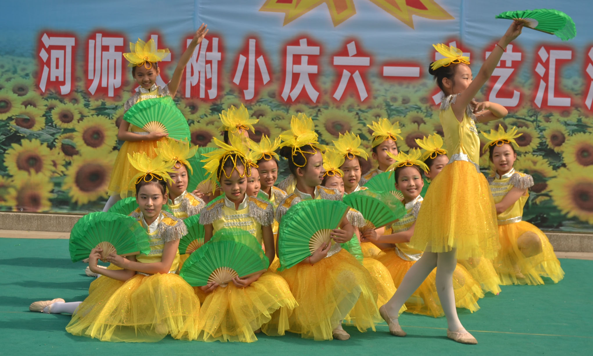 舞蹈《俺们会跳花鼓灯》校文艺队