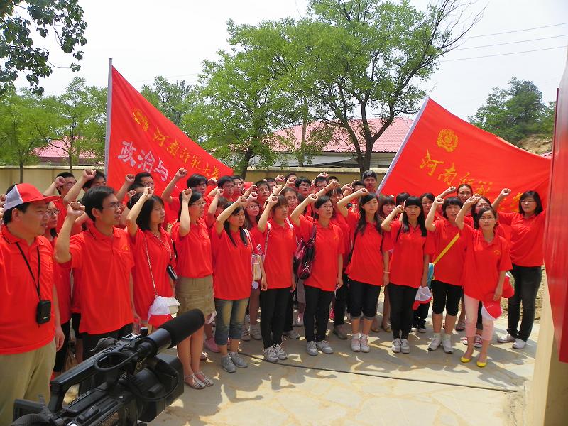 学院优秀师生党员在七届二中全会前重温入党誓词